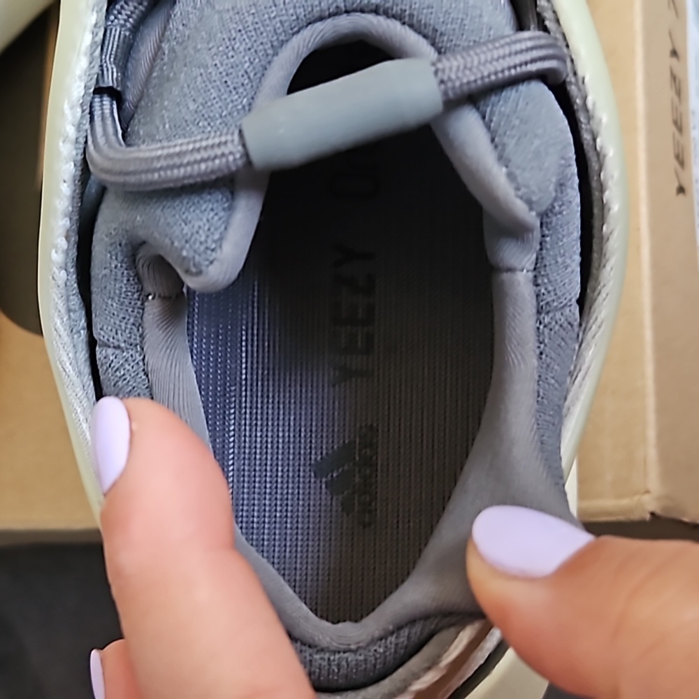 adidas Mens Yeezy 700 V3 ID1674 Fade Salt - Picture 8 of 8